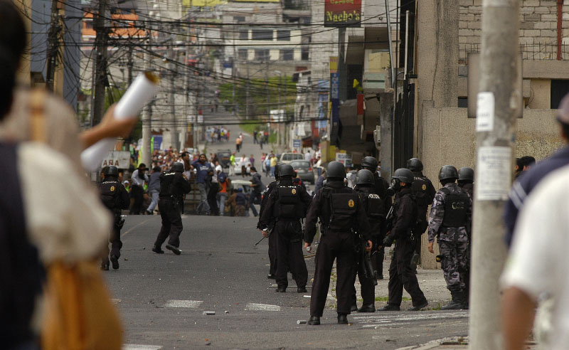 Caso 30S: entre 6 meses y un año de prisión para 4 uniformados en Guayaquil