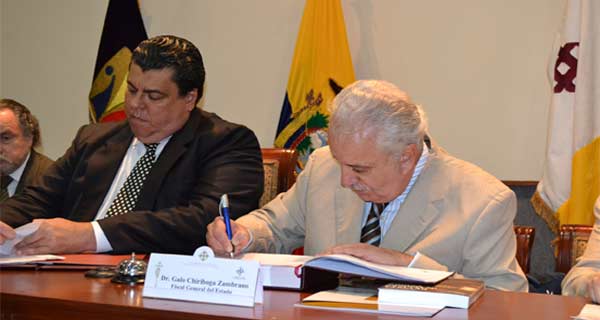 firma convenio pasantias fiscal galo chiriboga rector universidad santiago guayaquil mauro toscanini