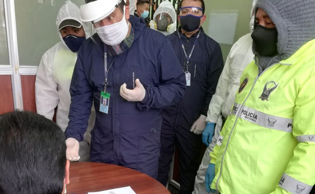 Por presunto sobreprecio en compra de fundas para cadáveres, Fiscalía allanó Hospital en Guaranda
